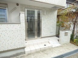 女性のひとり暮らしも安心のオートロック完備