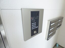 女性のひとり暮らしも安心のオートロック完備