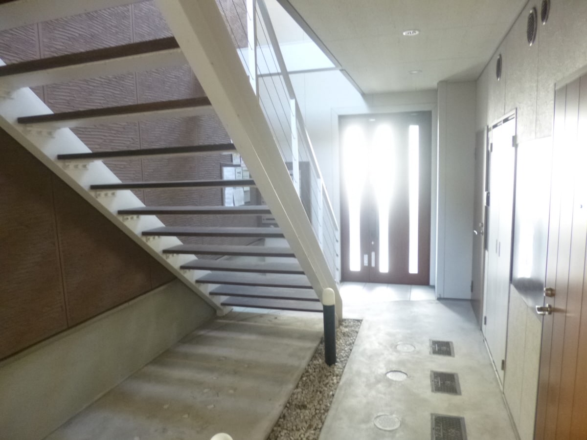 オシャレなエントランス ルミエ月見山