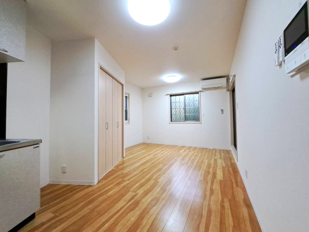 ３面採光の明るい洋室 ルミエ月見山