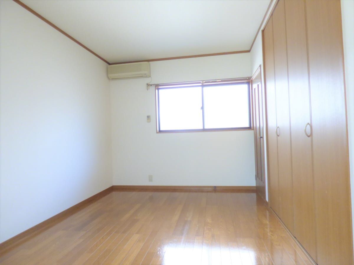 明るい洋室 大手三ハイツ