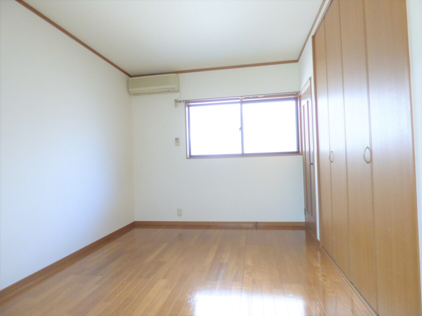 明るい洋室 大手三ハイツ