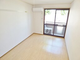 広々とした明るい洋室