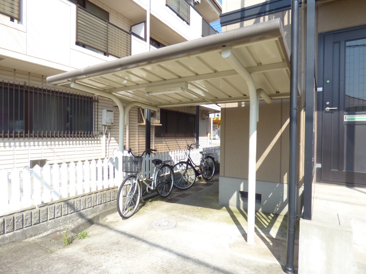 駐輪場 ブリュンヒルト