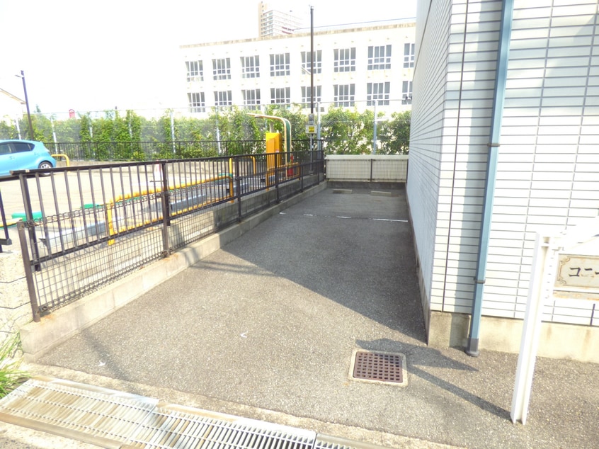 敷地内駐車場完備 コニー行幸