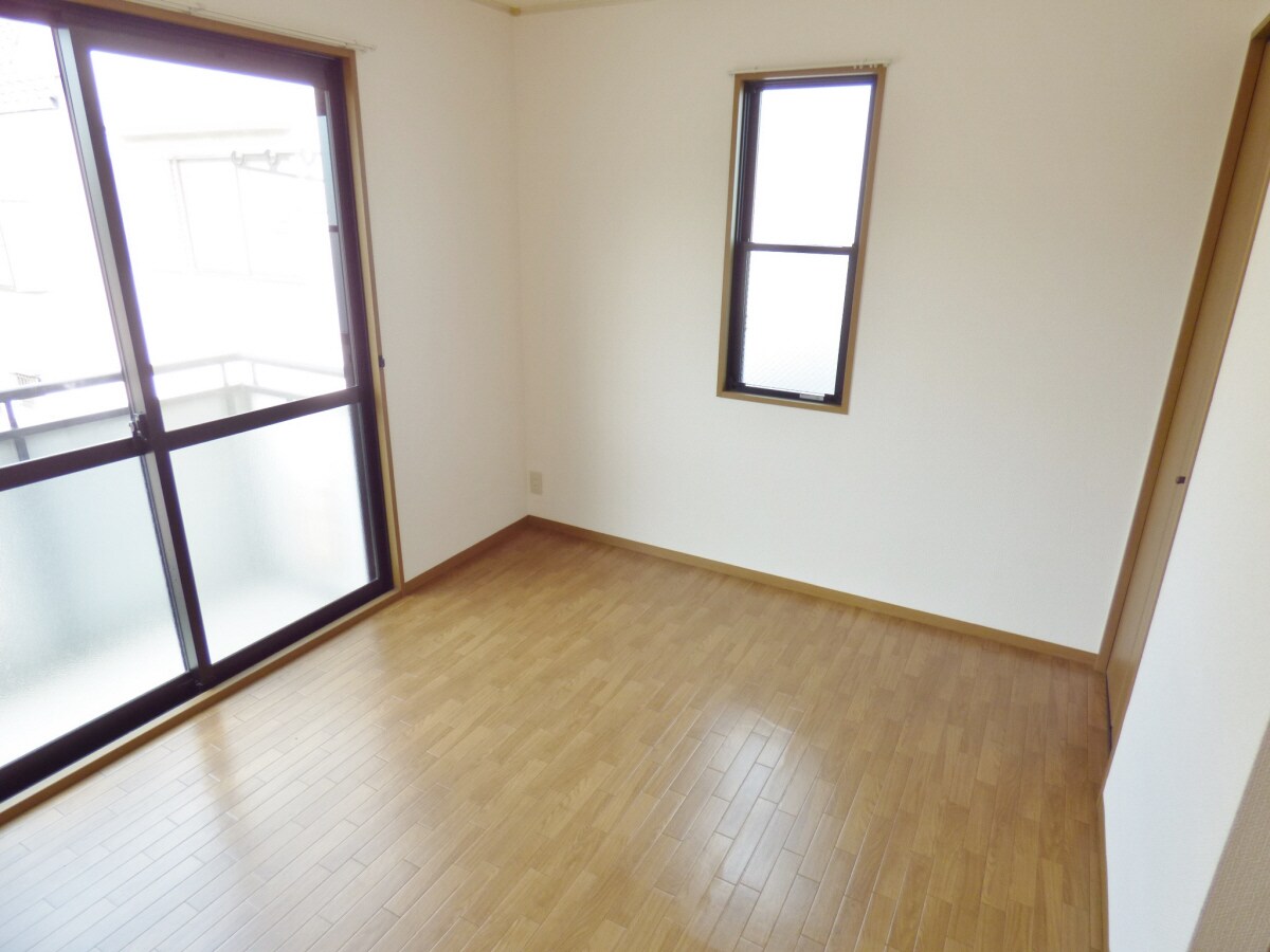 ２面採光で明るい洋室 月見山サンハイム