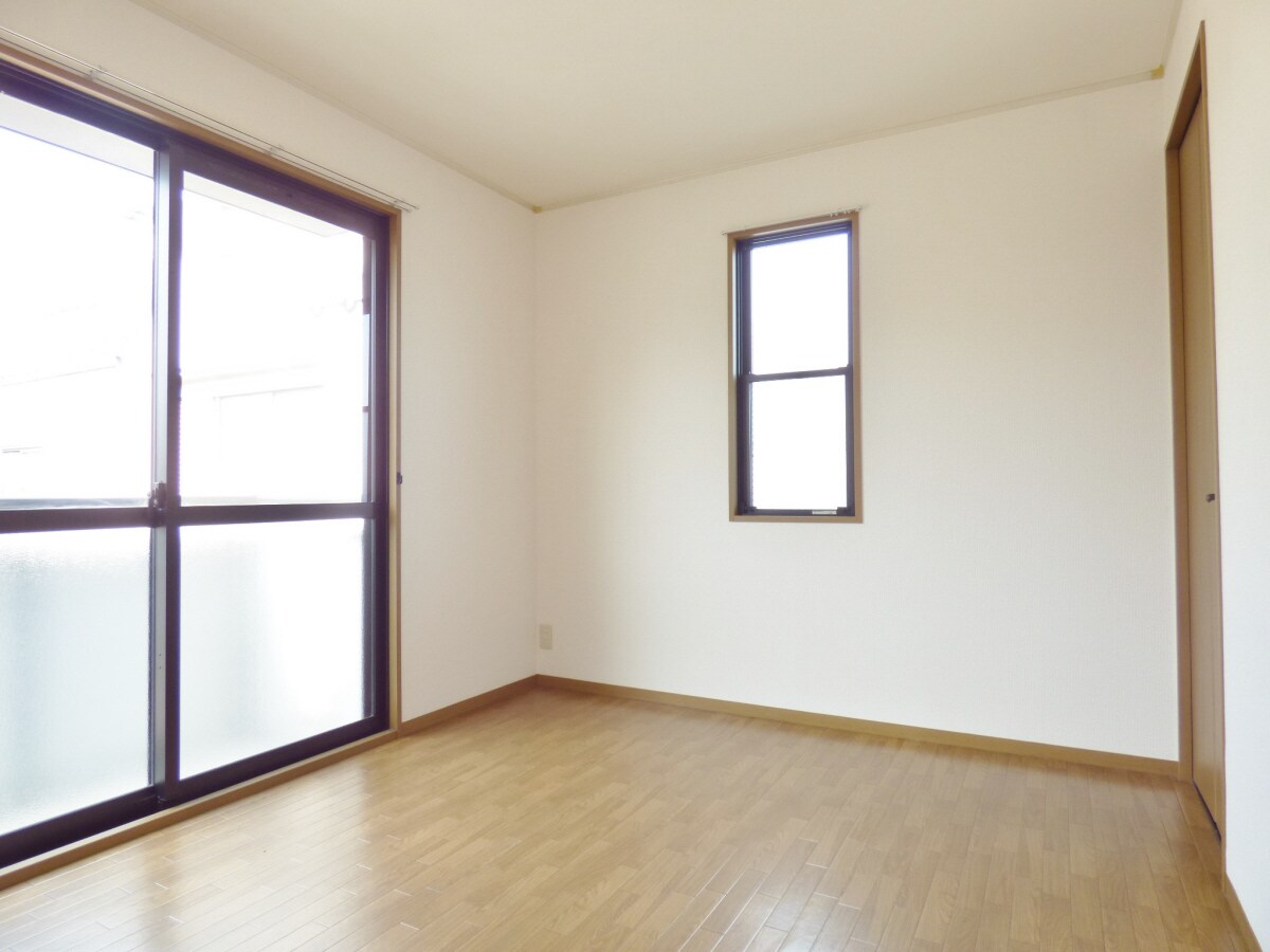 ２面採光で明るい洋室 月見山サンハイム