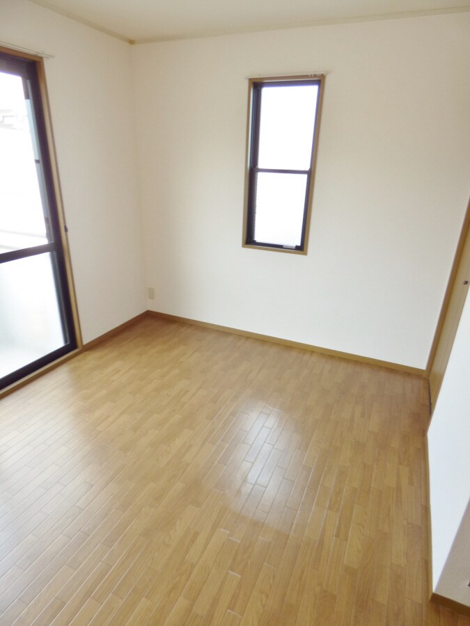 ２面採光で明るい洋室 月見山サンハイム