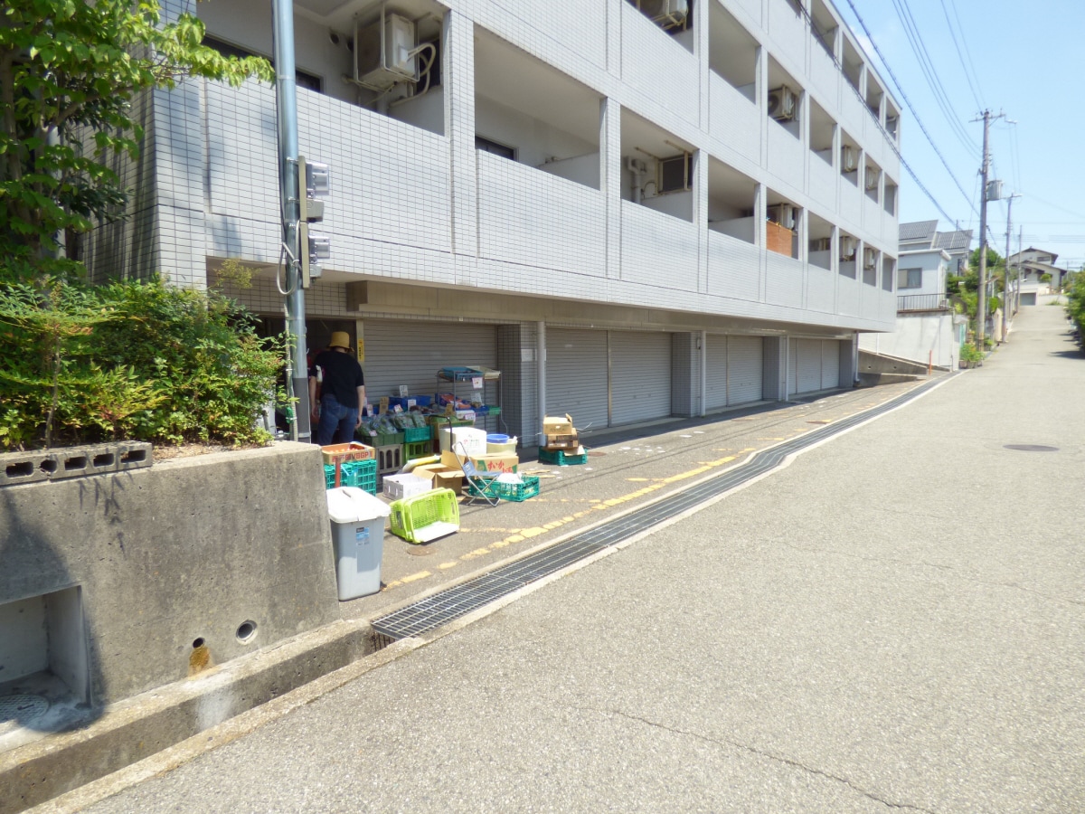 敷地内シャッター付駐車場完備 メゾンパル３