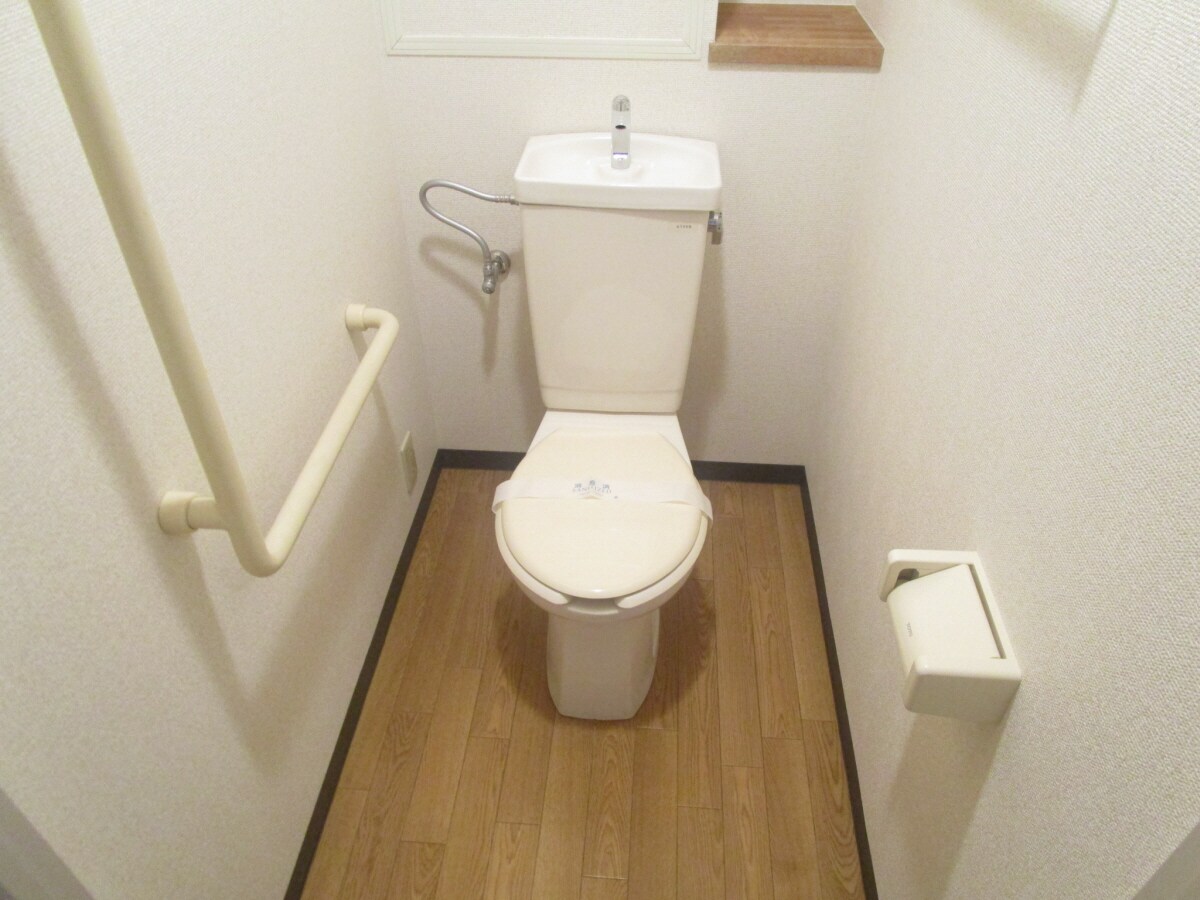 手すり付のトイレ グリーンコート若草