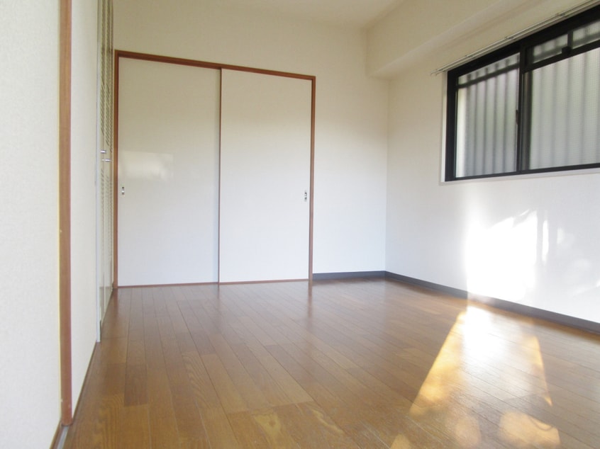 ２面採光の明るい洋室 グリーンコート若草