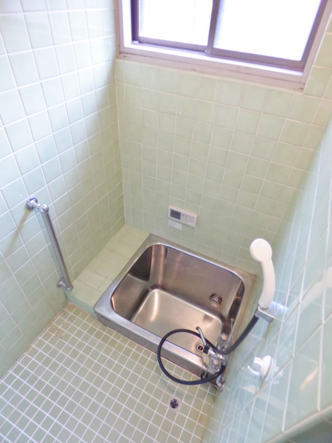 窓があり換気のよい浴室 二葉町９丁目アパート