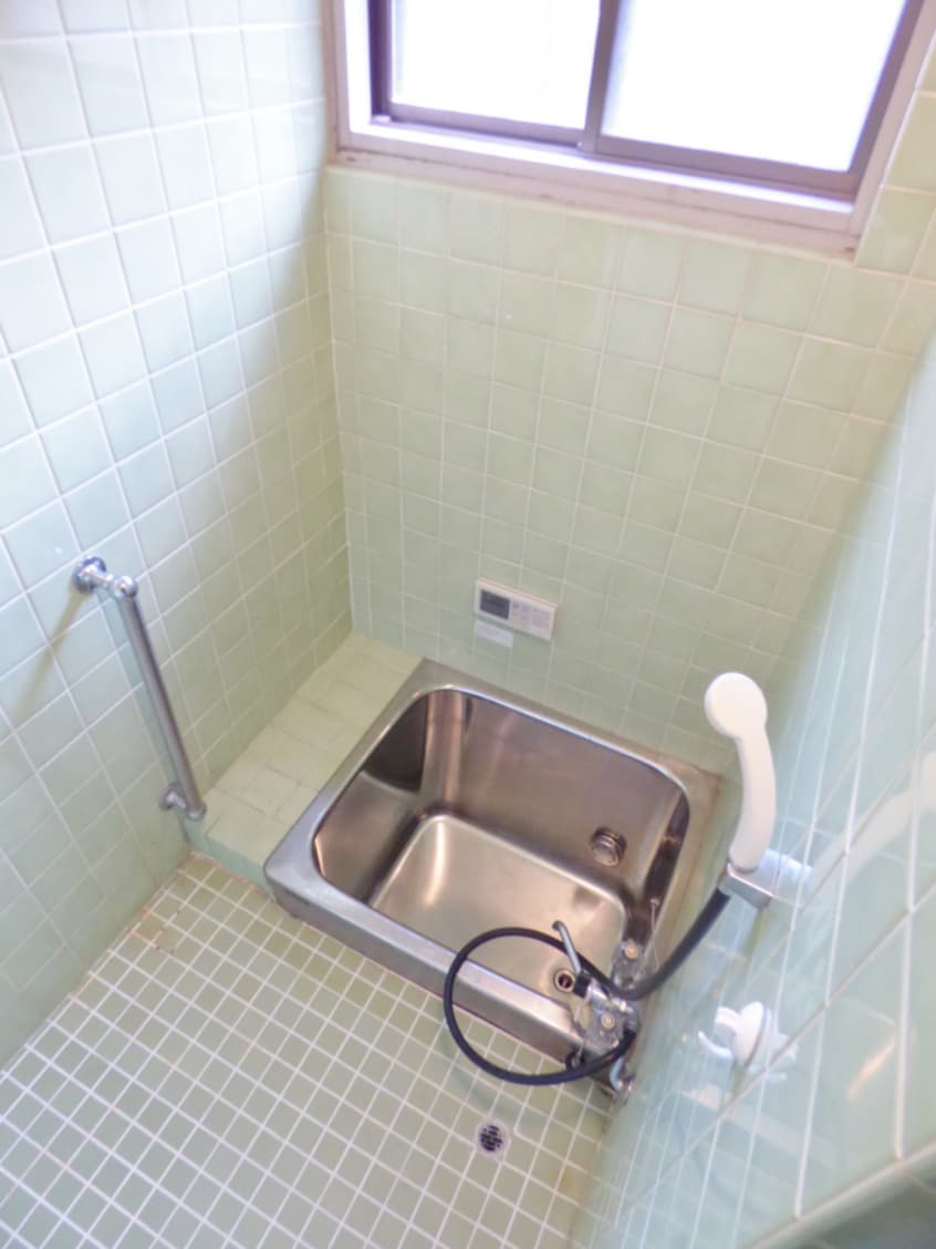 窓があり換気のよい浴室 二葉町９丁目アパート