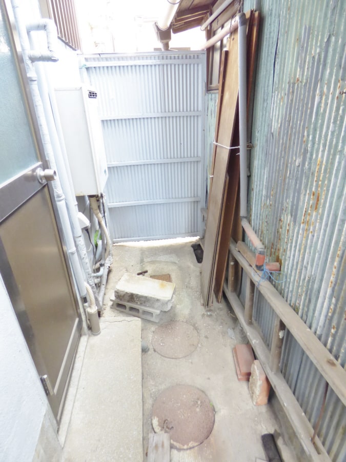 勝手口から出たところに洗濯物が干せます 二葉町９丁目アパート