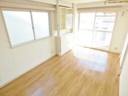 ２面採光の明るい洋室