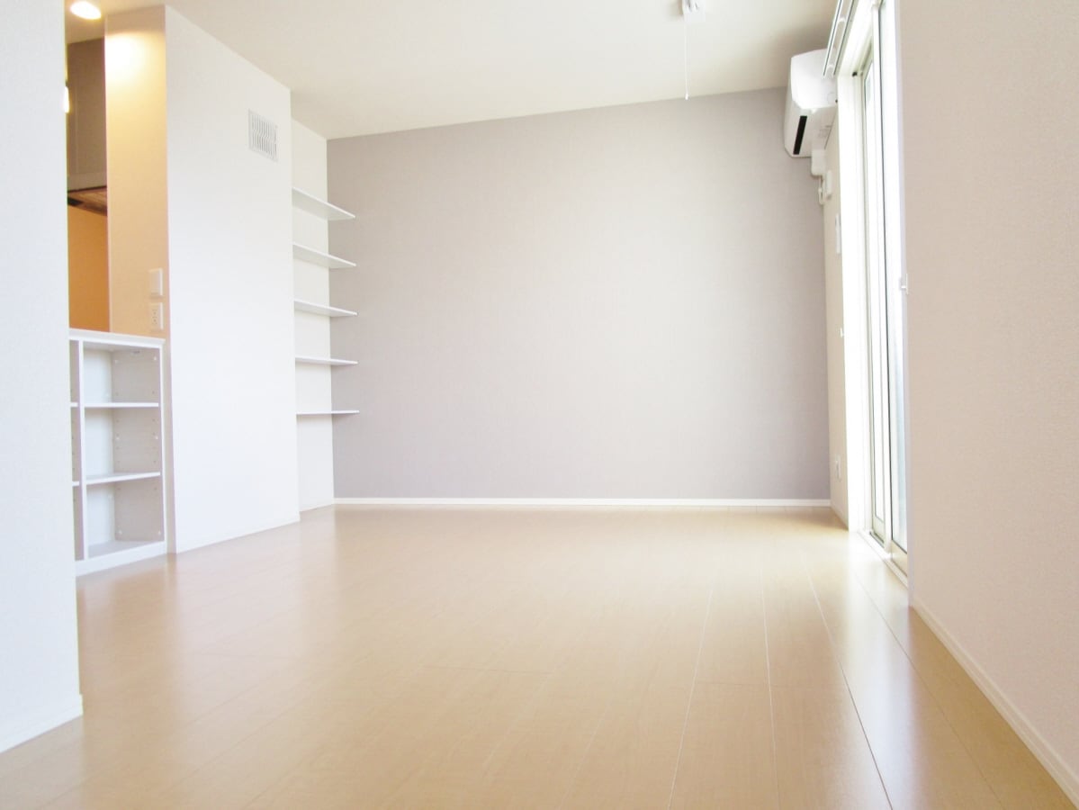 アクセントクロスがオシャレなリビング ラ・メゾンアンソレイエ板宿