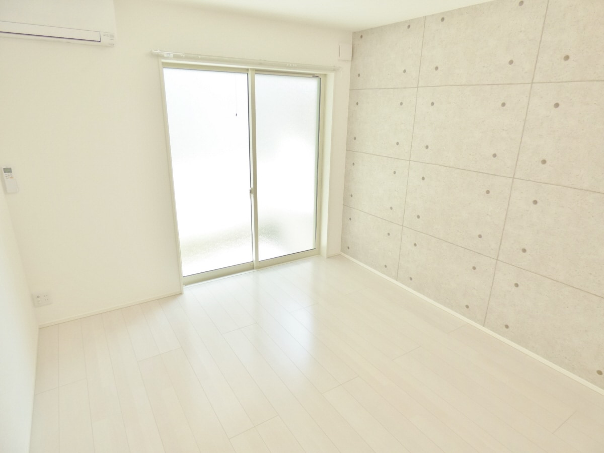 コンクリート打ちっぱなし風のアクセントクロス採用の洋室 ＨＣフラッツ須磨天神