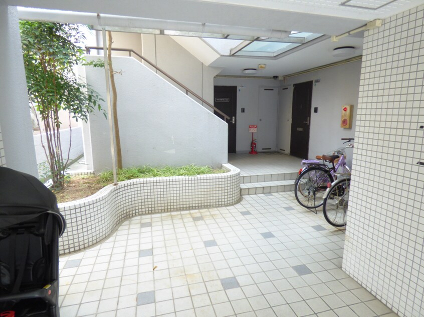 キレイなエントランス ユウワコート松風