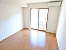 広々とした明るい洋室