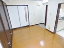 窓がたくさんあり明るいダイニング ウィーズ板宿