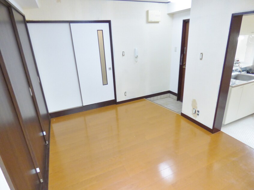 窓がたくさんあり明るいダイニング ウィーズ板宿