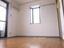 出窓付で明るい洋室 リッチハイツ