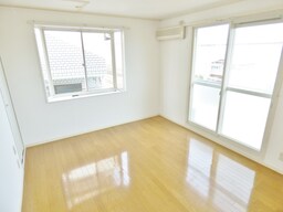 ２面採光の明るい洋室