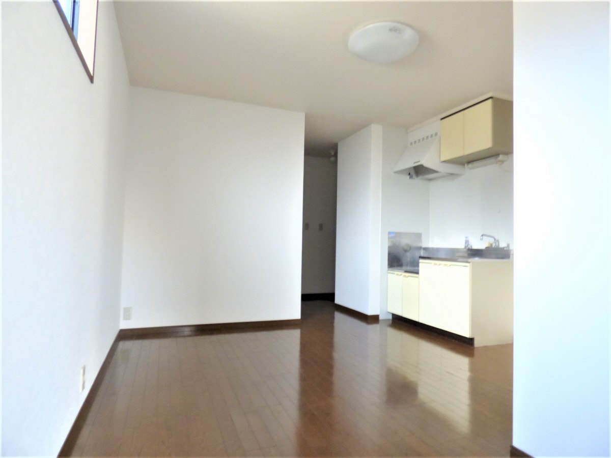 窓があり明るいダイニング カルム須磨