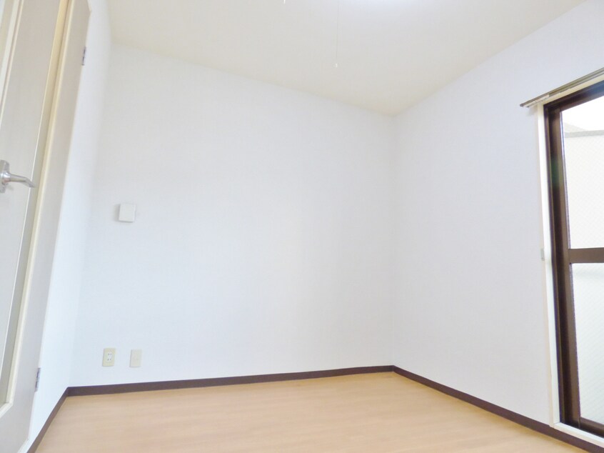 角部屋で２面採光の明るい洋室 ライフメイト松本