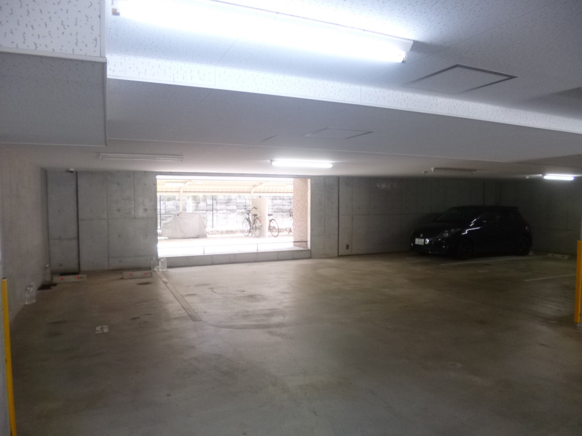 広々とした屋根付敷地内駐車場 ＴＨＲＥＥ　ＤＥＥＲ
