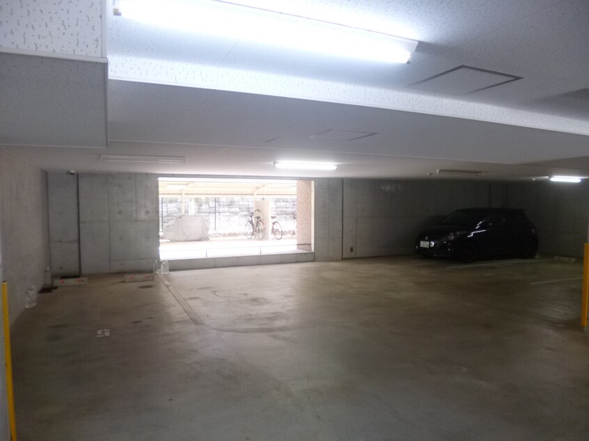広々とした屋根付敷地内駐車場 ＴＨＲＥＥ　ＤＥＥＲ