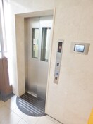 ＴＶモニター付エレベーター完備 ＴＨＲＥＥ　ＤＥＥＲ
