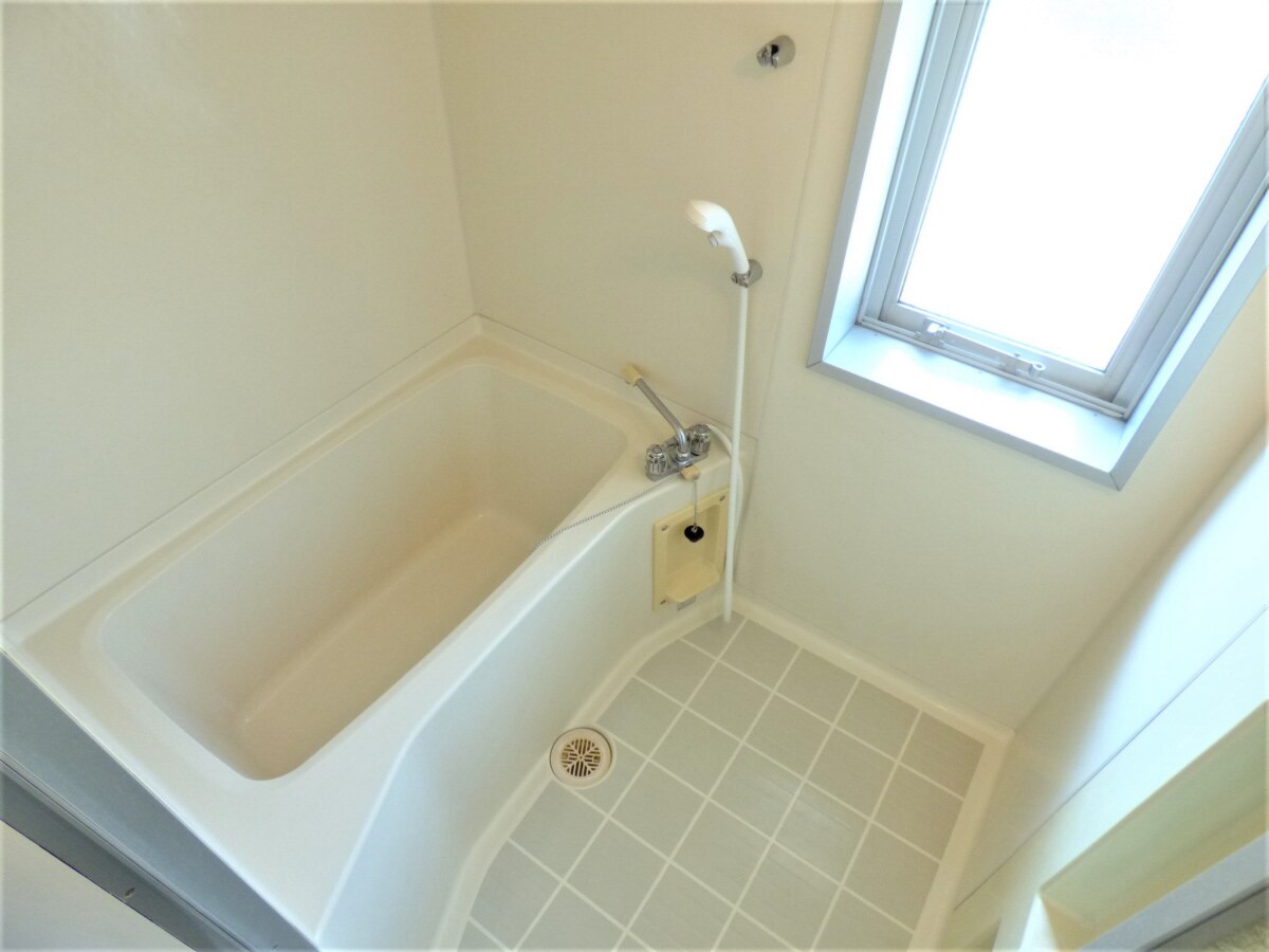 窓があり換気のよい浴室 ル・パレ須磨