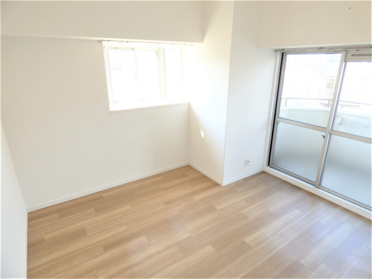 出窓付で明るい洋室 ル・パレ須磨