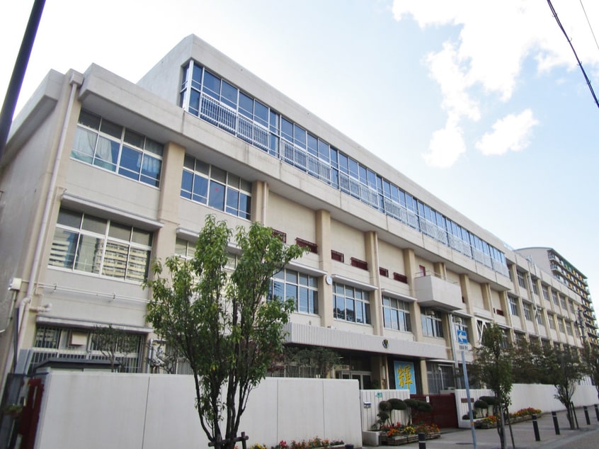 駒ケ林中学校(中学校/中等教育学校)まで693m 丸吉マンション