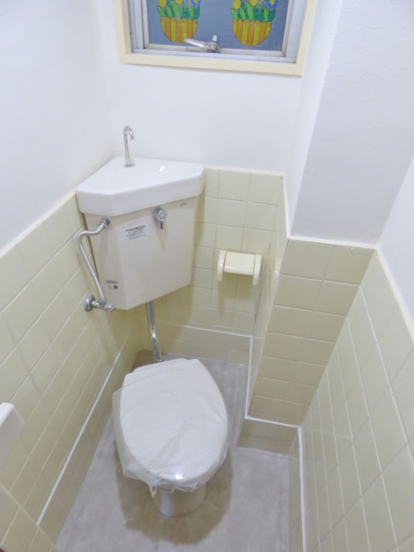 窓付で清潔感のあるトイレ 丸吉マンション