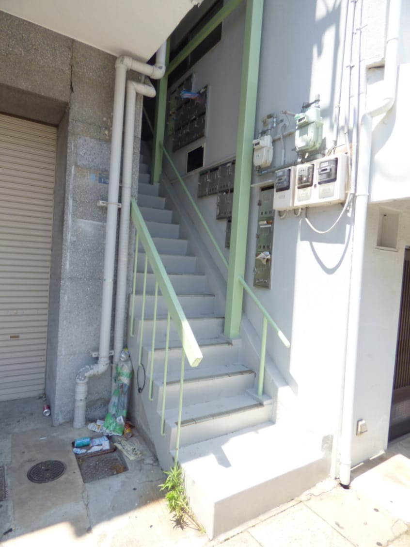 マンション入口 丸吉マンション