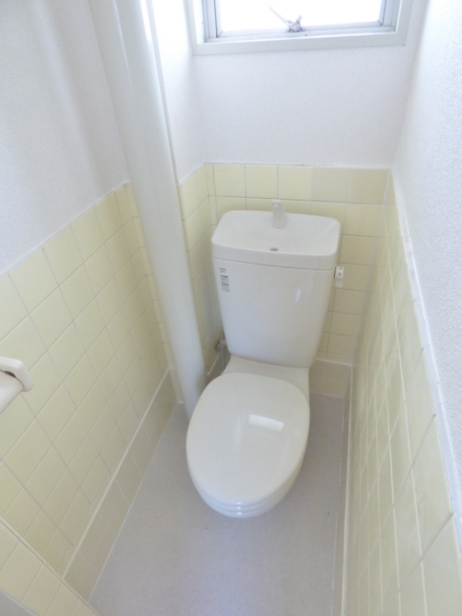 窓付で清潔感のあるトイレ 丸吉マンション