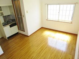 ２面採光の明るい洋室