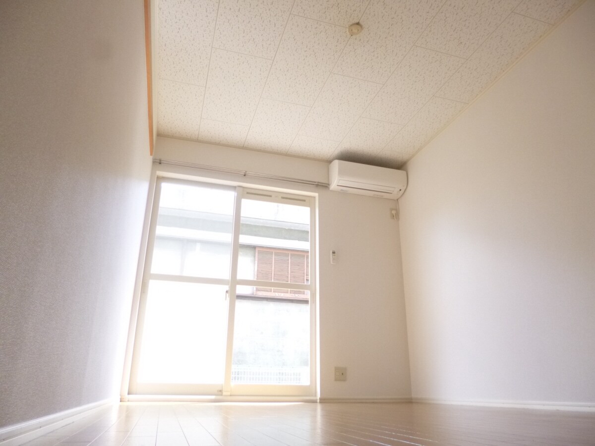 明るい洋室 ヴィラ若木