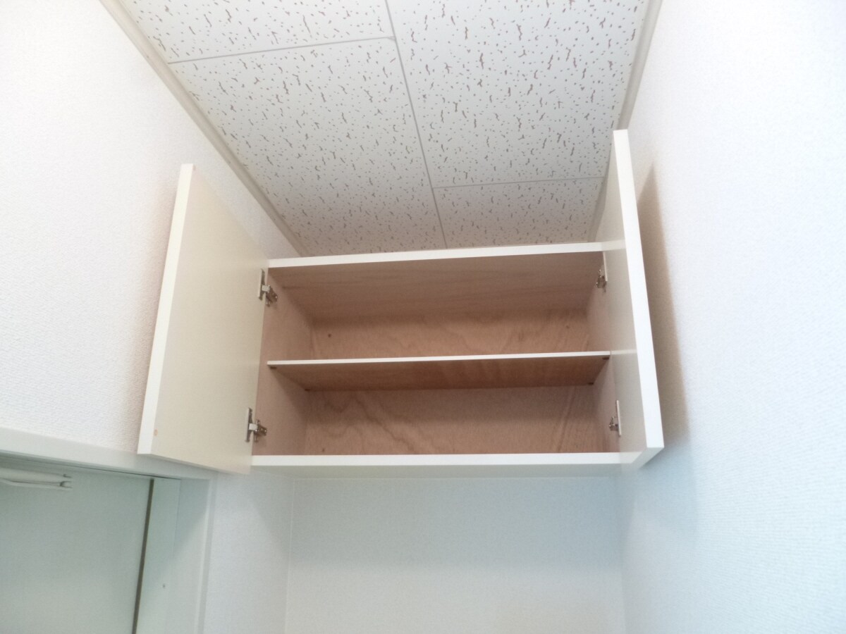 玄関上部収納 ヴィラ若木