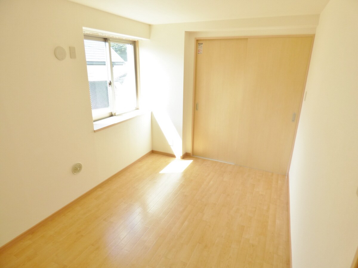 出窓付で明るい洋室 須磨寿