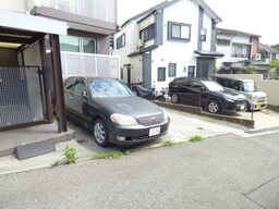 敷地内駐車場月額１万円で完備