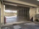 敷地内シャッター付駐車場完備 グリーンコート若草