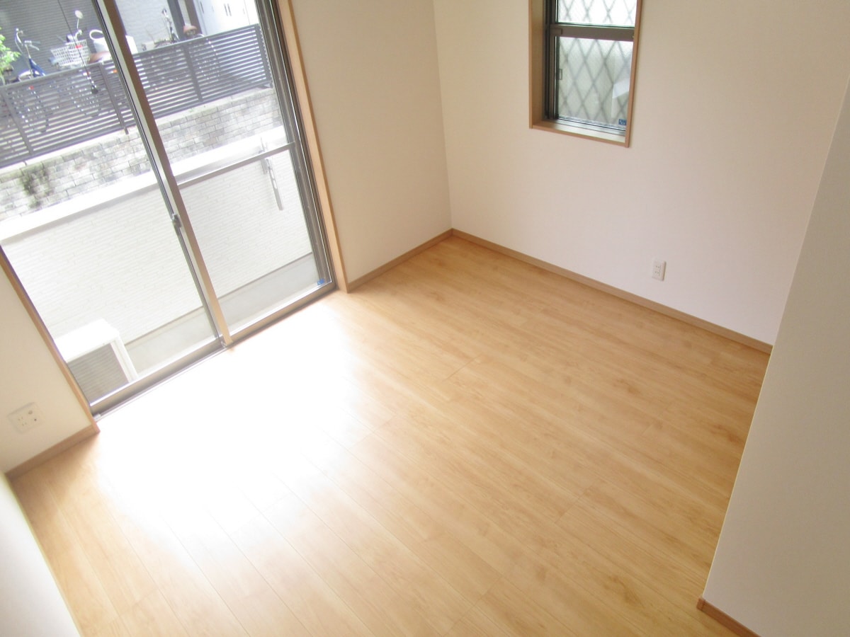 ２面採光の明るい洋室 ワコーレヴィアーノＳＵＭＡ須磨寺