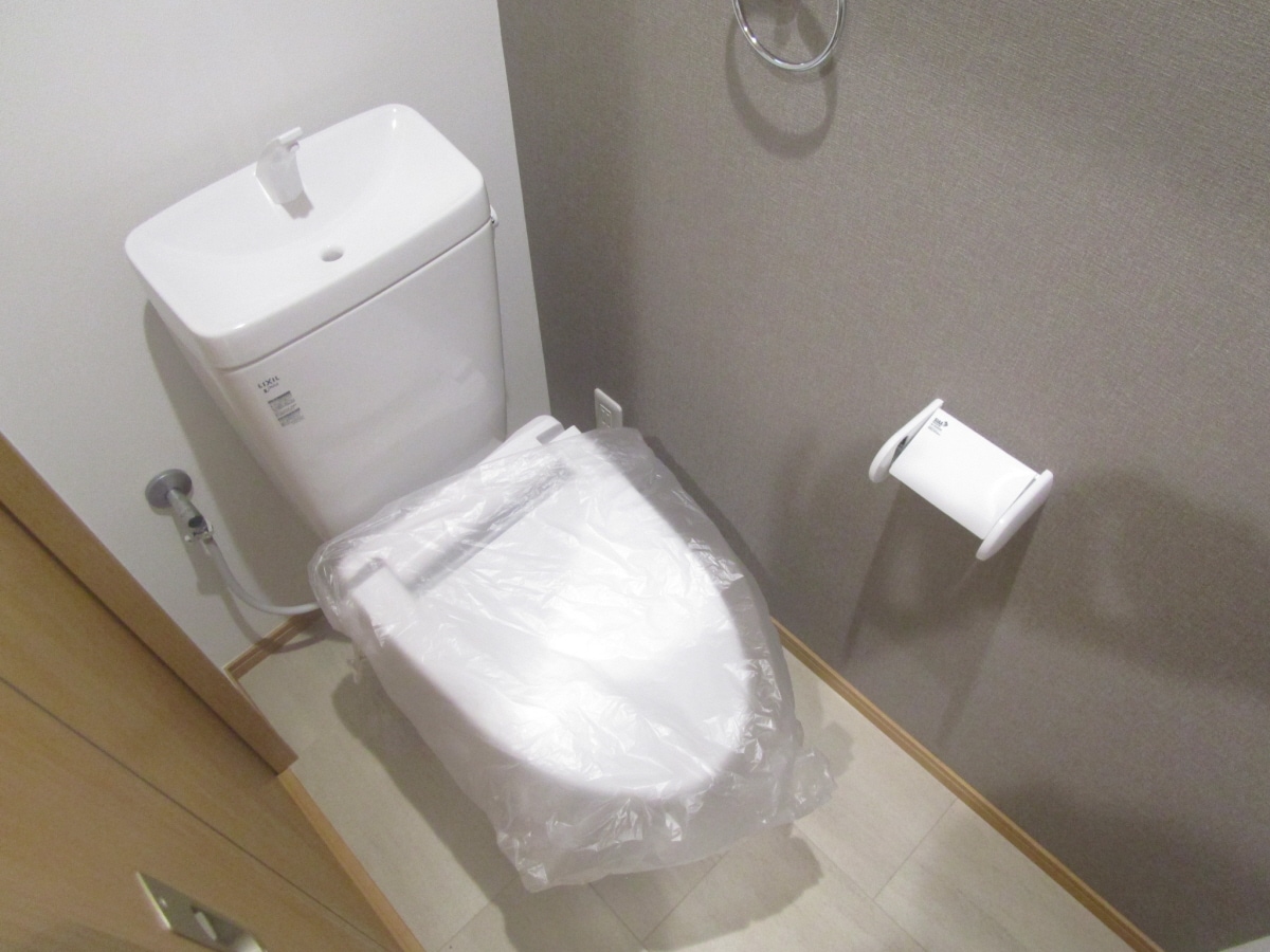 アクセントクロスがオシャレなトイレ ワコーレヴィアーノＳＵＭＡ須磨寺