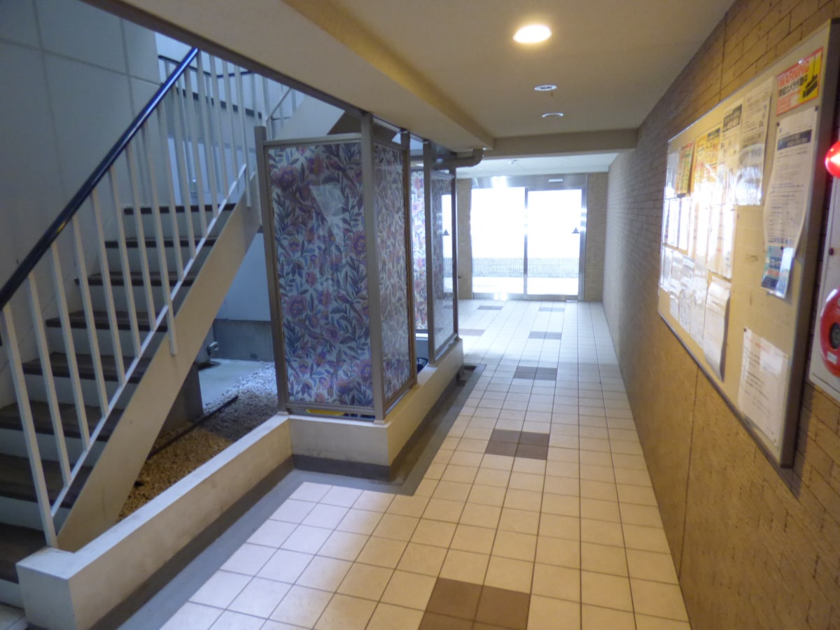 オシャレなエントランス 東海道本線・山陽本線<JR神戸線>/須磨海浜公園駅 徒歩3分 2階 築18年