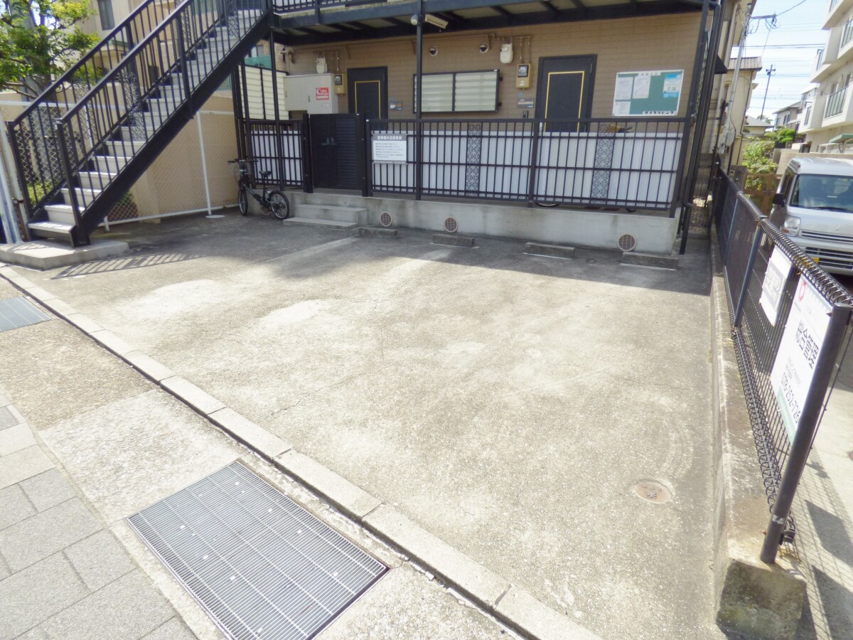 敷地内駐車場完備 大久保ハイツ