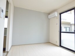 アクセントクロスがオシャレな洋室