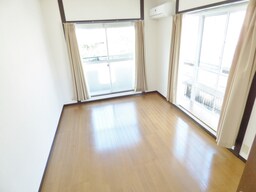 窓が大きく明るい洋室